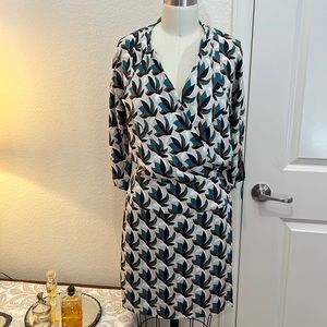 Diane Von Furstenberg 100% silk wrap dress modern gray teal leaf print size 6.